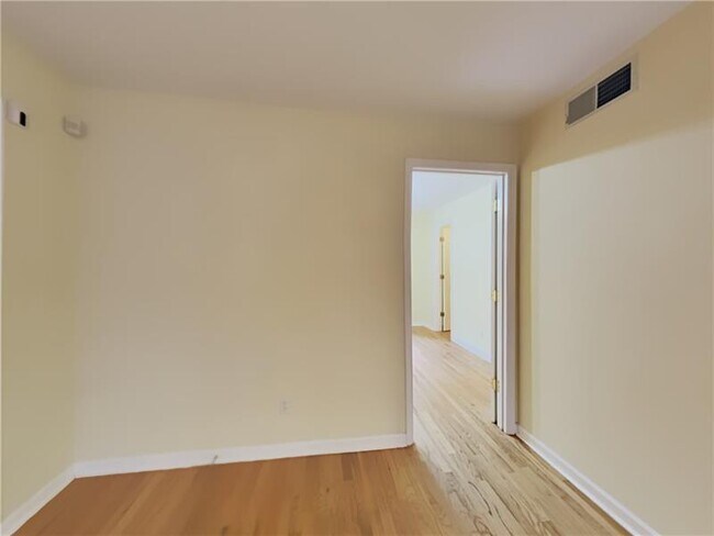 Building Photo - 1412 Foxhall Ln SE