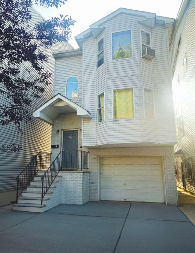 Building Photo - 447 S 18th St