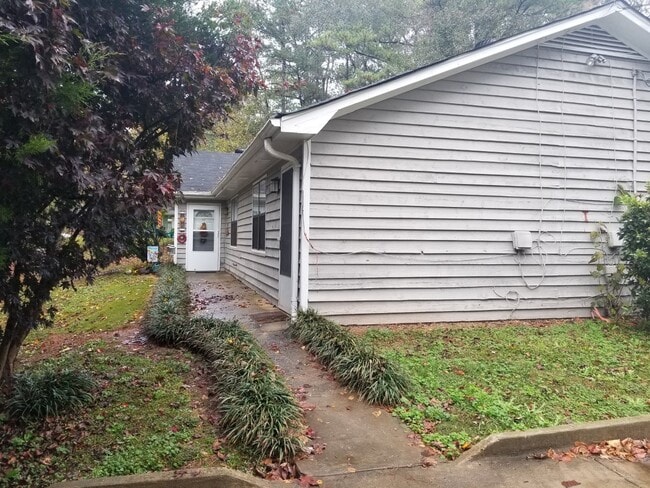 Building Photo - 1330 White Oak Dr