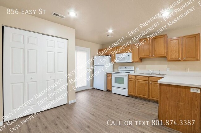 Building Photo - Spacious 3 Bed - 2 Bath - Pet Friendly - 2...