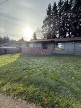 Building Photo - 407-422 SE Hankel St