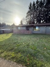 Building Photo - 407-422 SE Hankel St