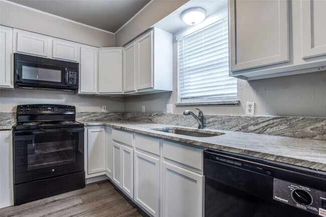 Foto del edificio - 2434-2434 Lakeview Cir