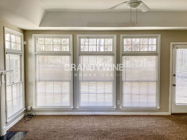 Foto del edificio - Enchanting 3BR. So much potential!