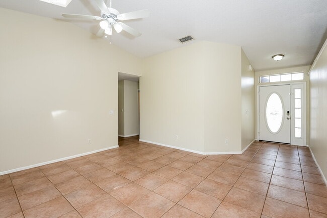 Building Photo - 2640 Rolling Broak Dr