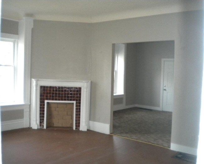 Building Photo - 801 W 7th St