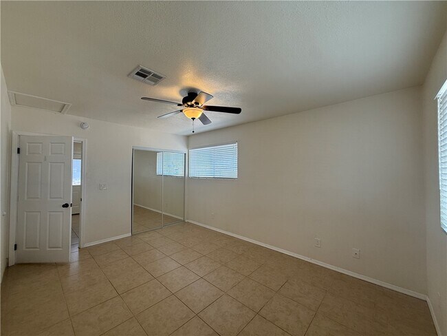 Building Photo - 2737 Lillie Ave
