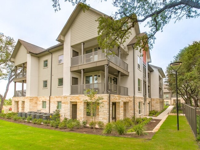 Building Photo - 820 Camino Vaquero Pkwy
