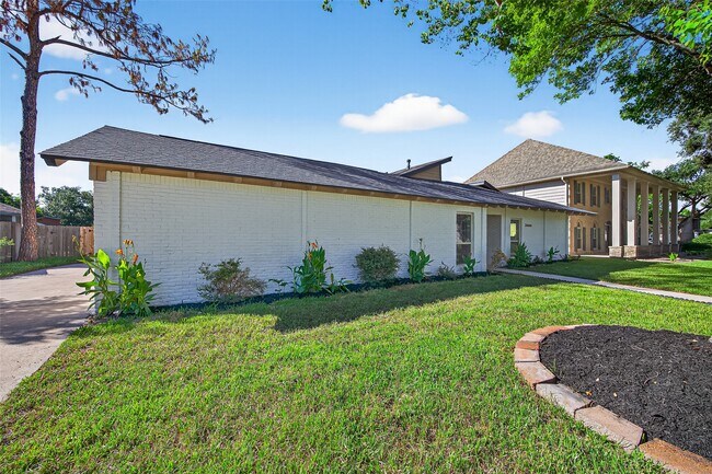 Foto del edificio - 3006 Golden Hills Ln