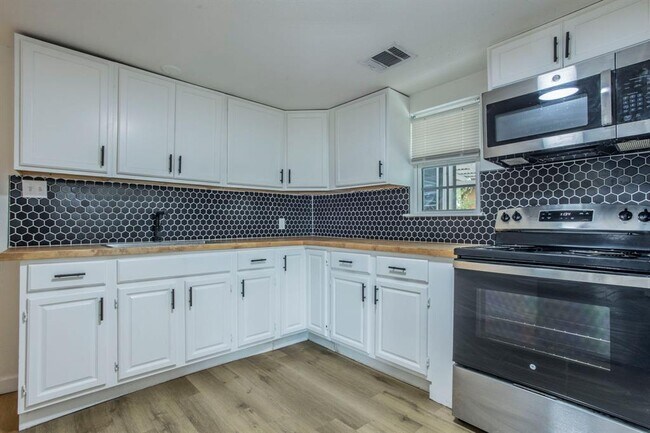 Foto del edificio - 5807 Mayo Dr