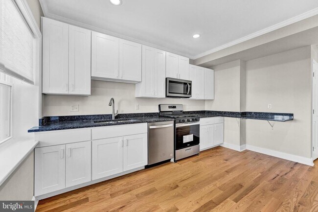Building Photo - 640 S Kenwood Ave