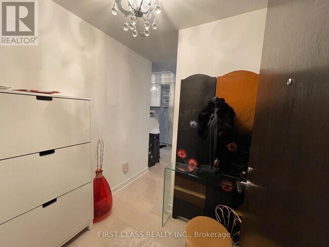 Building Photo - 11 Yorkville Ave