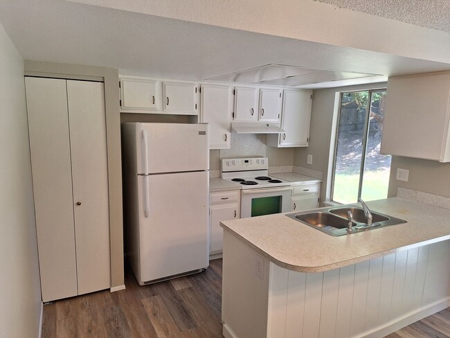 Building Photo - 3 BEDROOM RAMBLER - CENTRAL KITSAP