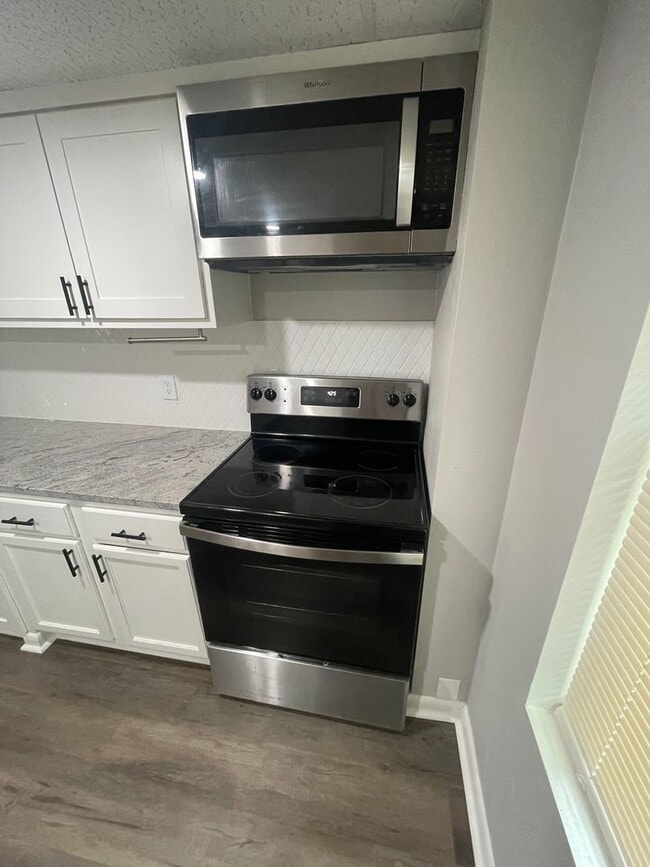 Building Photo - 2 Bedroom 1 Bath Duplex Utilities Included
