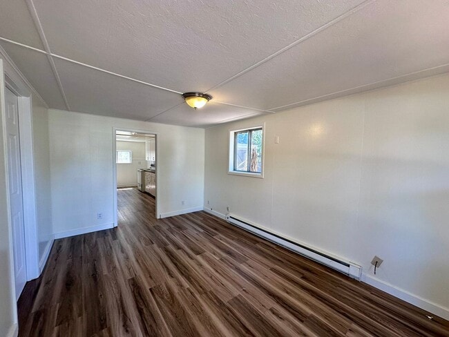 Building Photo - Charming Two Bedroom