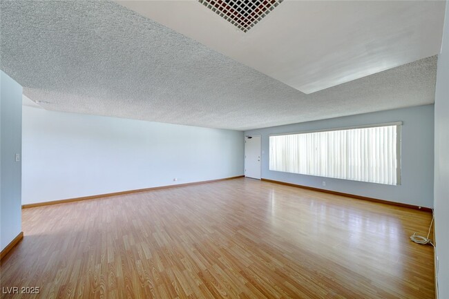 Building Photo - 1700 Rexford Dr