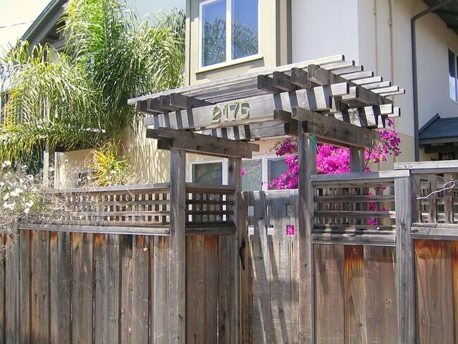 Foto del edificio - COMING SOON-A spacious 5bdr/3bathroom just one block from Shattuck Ave shops and entertainment.