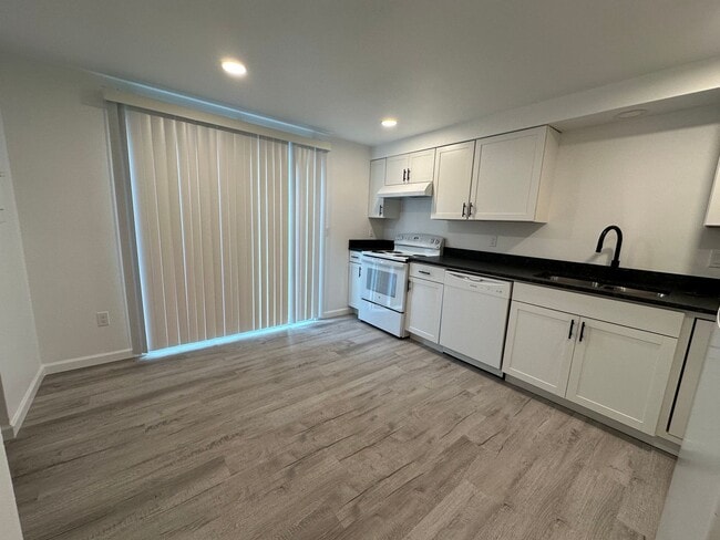 Building Photo - 1527 Santiam Hwy SE