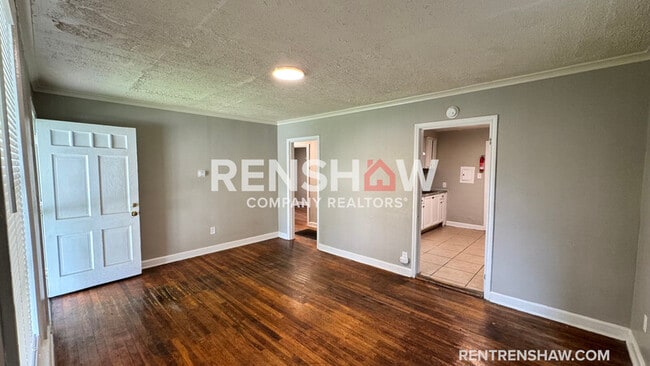 Building Photo - 1580 Hugenot St