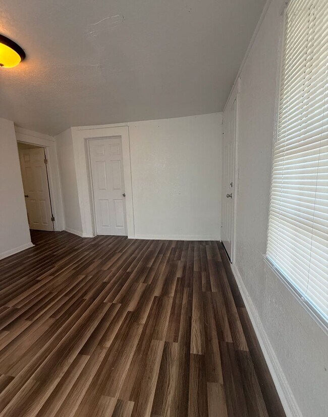 Building Photo - Secluded 3 bed/one bath home available today!