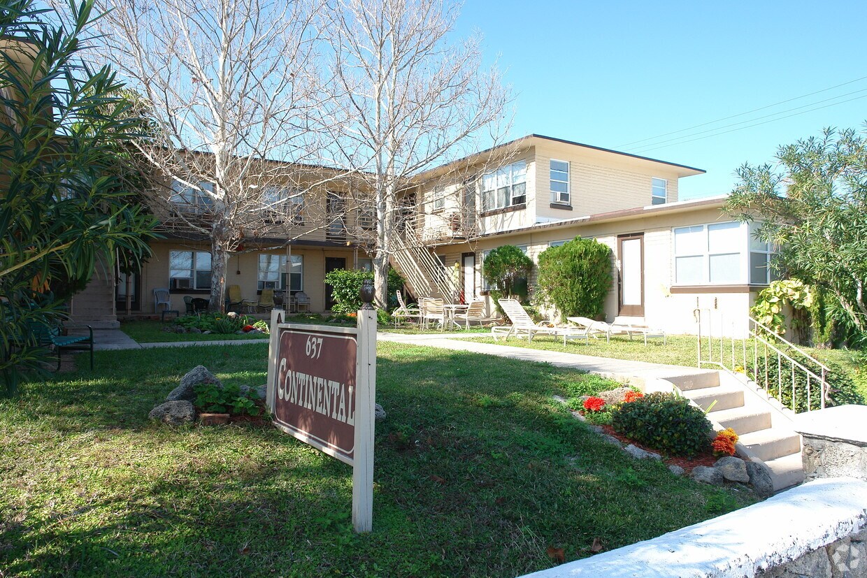 Building Photo - 637 N Oleander Ave