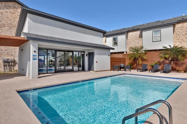 Building Photo - 651 FM511