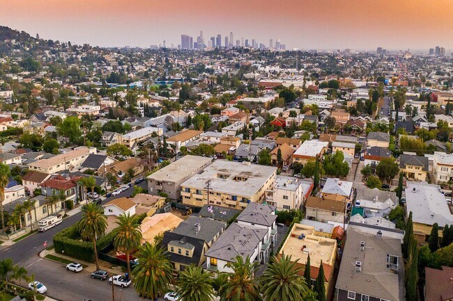 Foto del edificio - 4418 Kingswell Ave