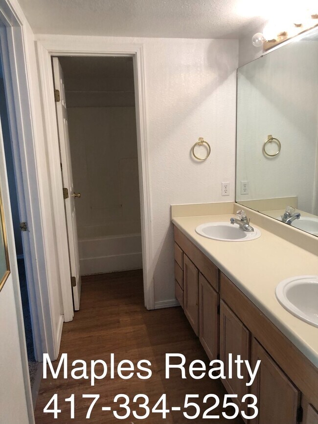 Foto del edificio - Branson MO 2 bed / 2 bath loft style condo with Lake Taneycomo view!