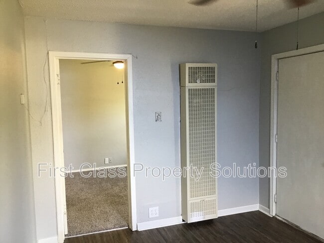 Building Photo - 2215 Cashion Pl