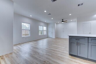 Building Photo - 8203 Woodlyn Rd