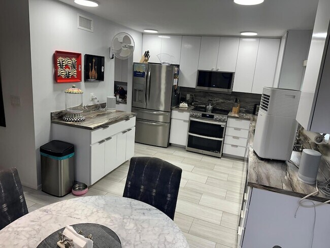 Foto del edificio - 7362 Woodmont Ct