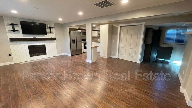 Building Photo - 8950 Midvalley Dr