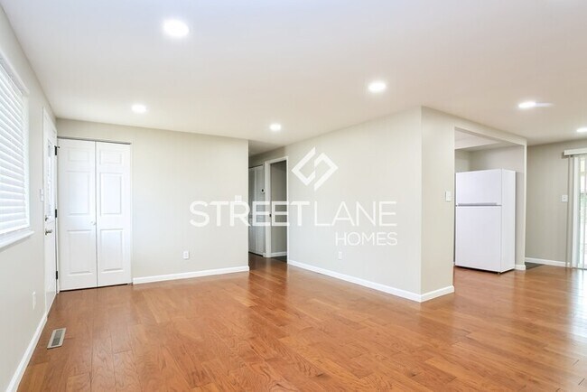 Foto del edificio - REDUCED! - $1500 off first full month!!