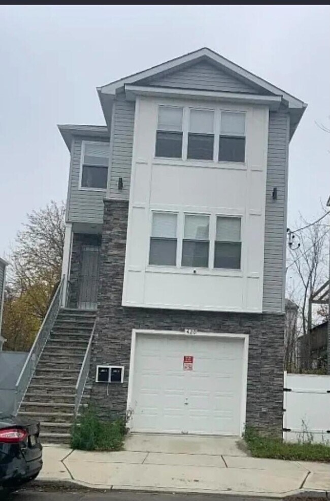 Building Photo - 420 S 10th St