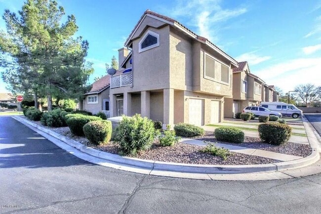Building Photo - 1633 E Lakeside Dr