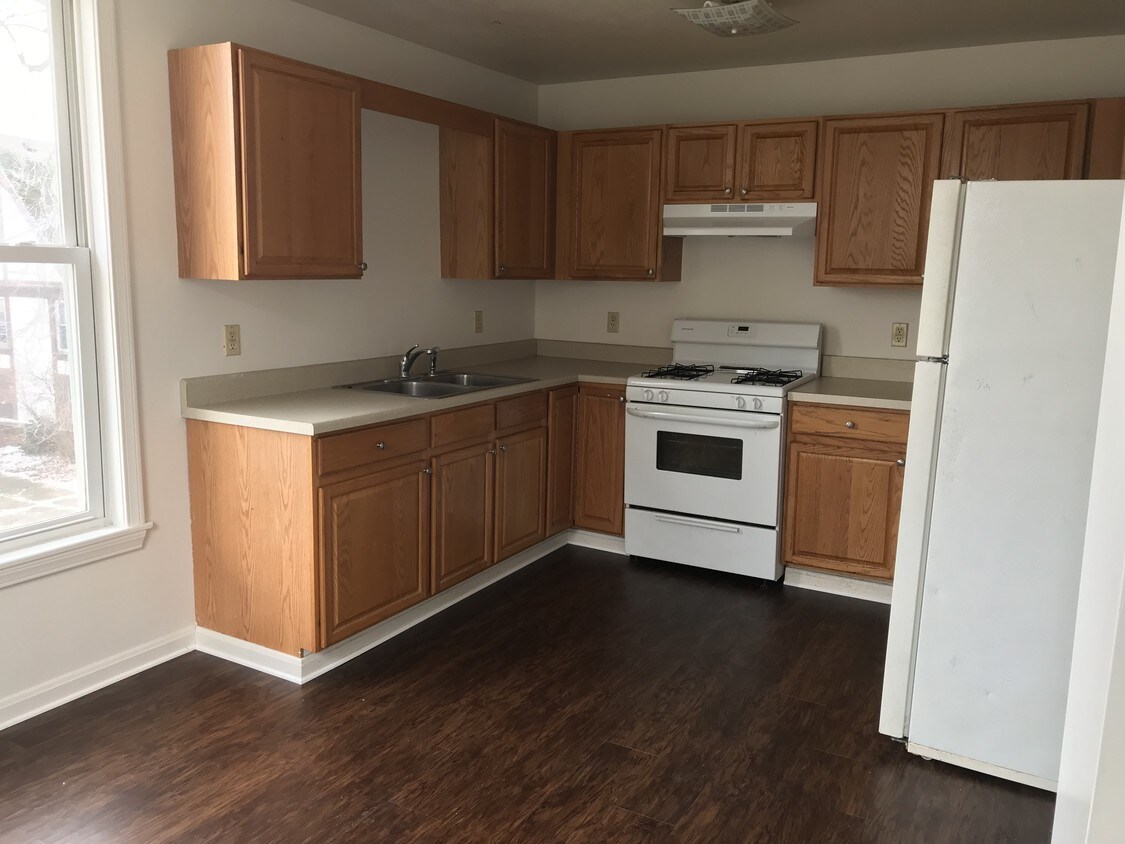 Primary Photo - 315 W 5th St