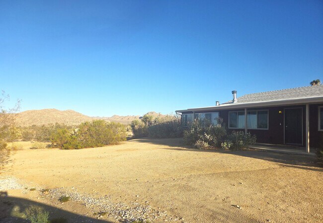 Foto del edificio - 3 Bedroom 1.5 Bath Modern Farmhouse near JT National Park * MOVE IN SPECIAL*
