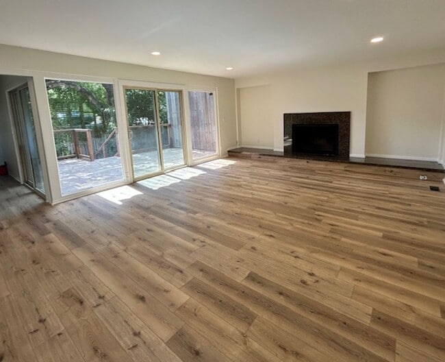 Building Photo - 2021 Anacapa St