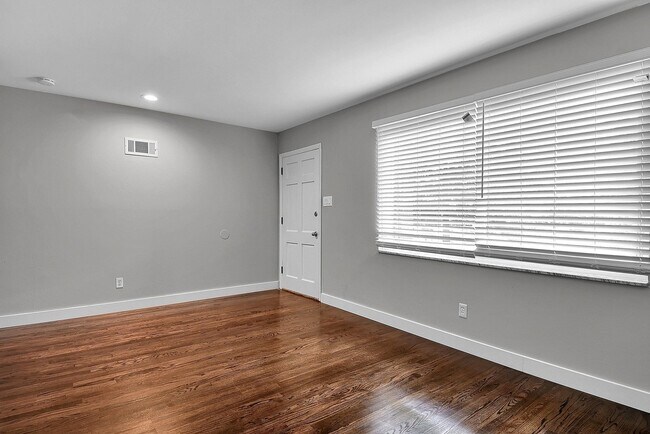 Foto del edificio - Renovated One Bedroom!!