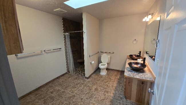 Building Photo - 222 Linder Ave