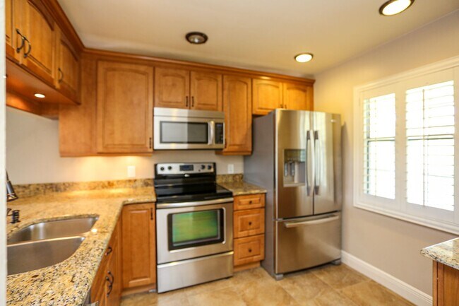 Foto del edificio - ***KING'S LAKE**3 BED 2 BATH**COMPLETELY R...