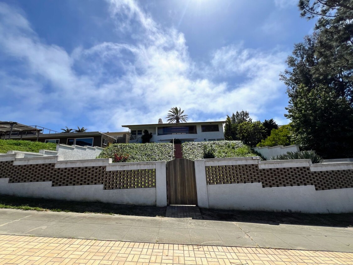 Primary Photo - 3 Bed, 2 Bath, 2 Car Garage with Ocean Vie...