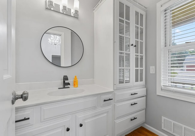 Foto del edificio - 1900 Vernon Dr S