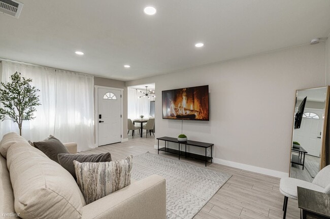 Building Photo - 2 br, 1 bath Duplex - 3944 Apple Blossom W...