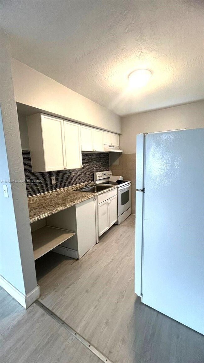 Foto del edificio - 6300 Miramar Pkwy