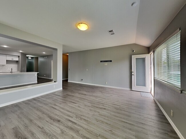 Foto del edificio - 2102 Long Forest Rd