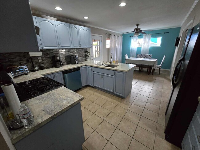 Área de cocina - 2661 Magnolia Ave