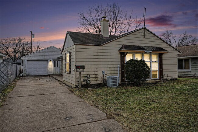 Foto del edificio - Charming 3-bedroom, 1-bath gem in the heart of Mishawaka!
