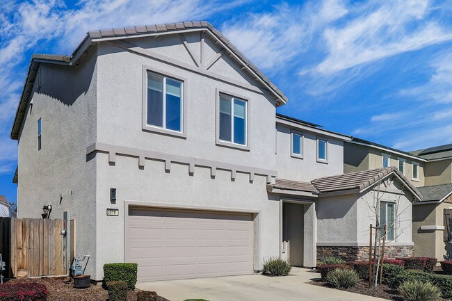 Building Photo - Beautiful 2 story Home for rent in Visalia...