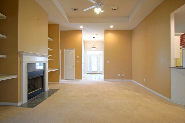 Building Photo - Spacious 4-Bed, 3-Bath Brick Home in Glenm...